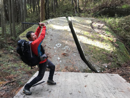 【画像】柳生宗厳が一刀両断した「一刀石」。 街道には柳生一族の伝説を 残す遺構がたくさん残る。